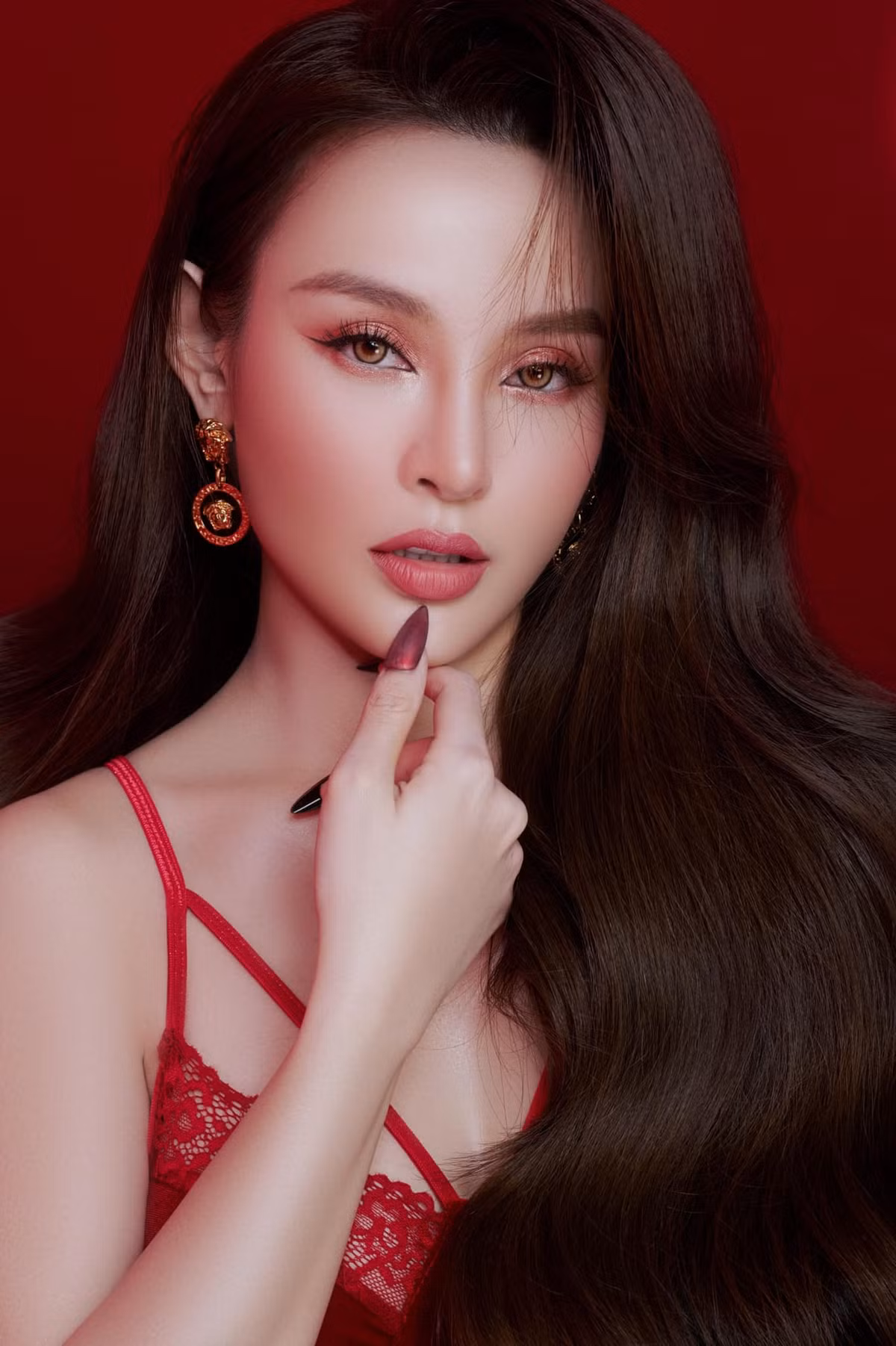 Trong bộ ảnh mới, người đẹp 8x đi giày cao gót, mặc nội y ren cắt xẻ quyến rũ và đeo trang sức lấp lánh.