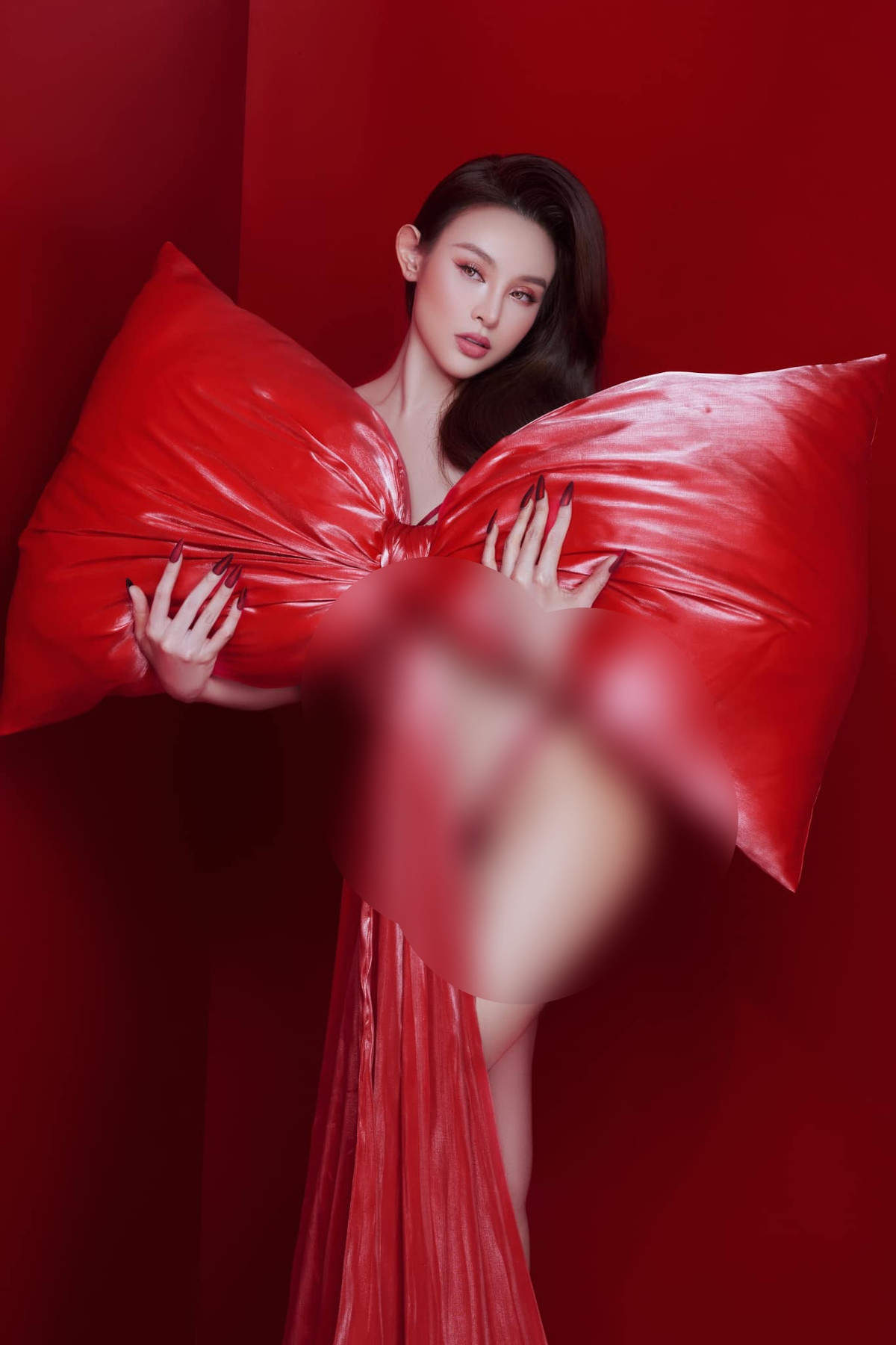 Huyền Baby với khoảnh khắc tạo dáng thành hình món quà, chọn trang phục "hững hờ" đốt mắt cõi mạng.