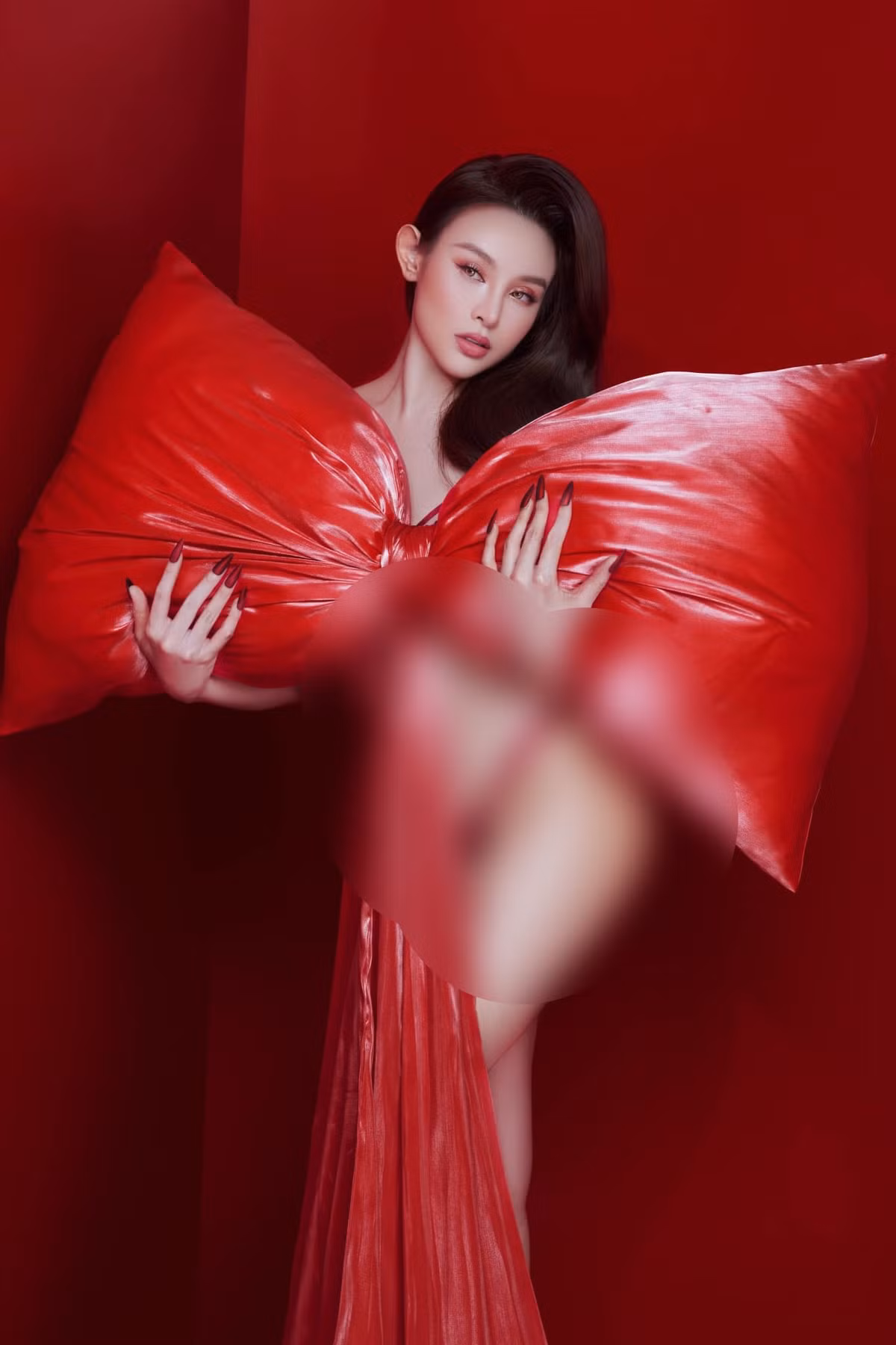 Huyền Baby với khoảnh khắc tạo dáng thành hình món quà, chọn trang phục "hững hờ" đốt mắt cõi mạng.