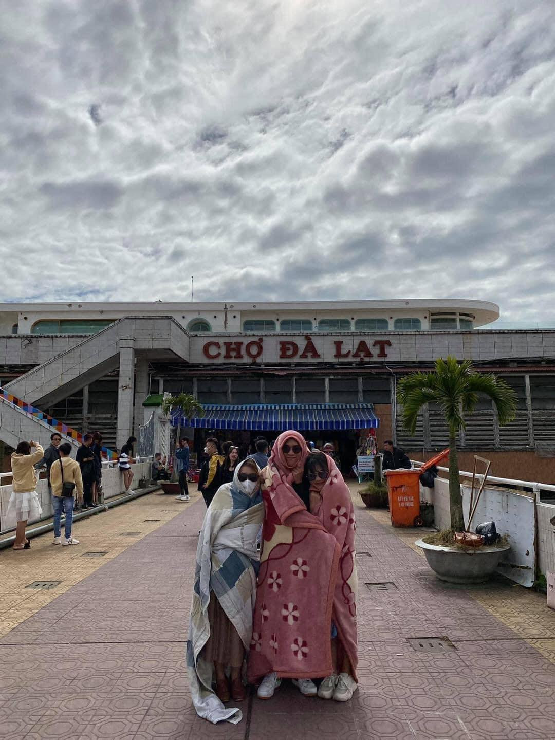 Hài hước hơn nữa, các chàng trai cô gái này còn thả những dáng đứng nghiêng ngả, thần thái không nói thành lời khiến người xem hiểu được rõ hơn tiết trời Đà Lạt lúc này.