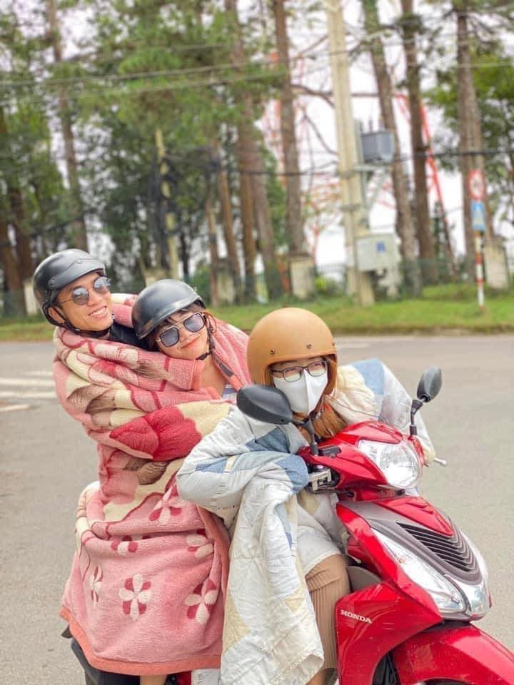 Thay vì chọn cho nhóm phong cách chụp với nhiều kiểu tạo dáng thì họ lại sử dụng chăn để quấn kín người và chụp ảnh cùng nhau trong chuyến du lịch Đà Lạt này.