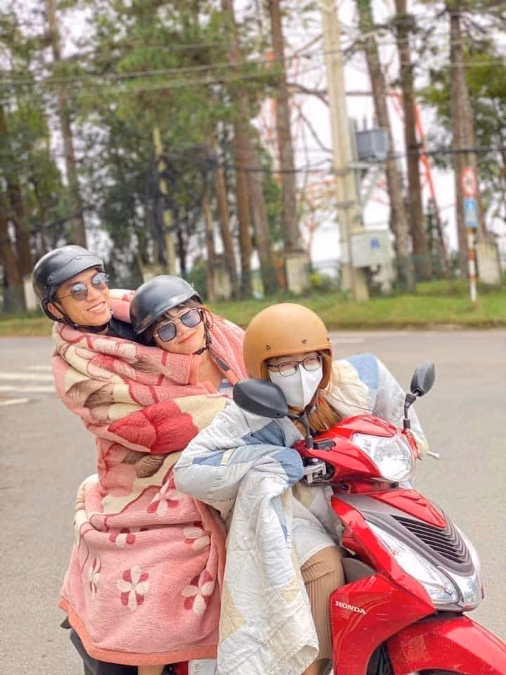 Thay vì chọn cho nhóm phong cách chụp với nhiều kiểu tạo dáng thì họ lại sử dụng chăn để quấn kín người và chụp ảnh cùng nhau trong chuyến du lịch Đà Lạt này.