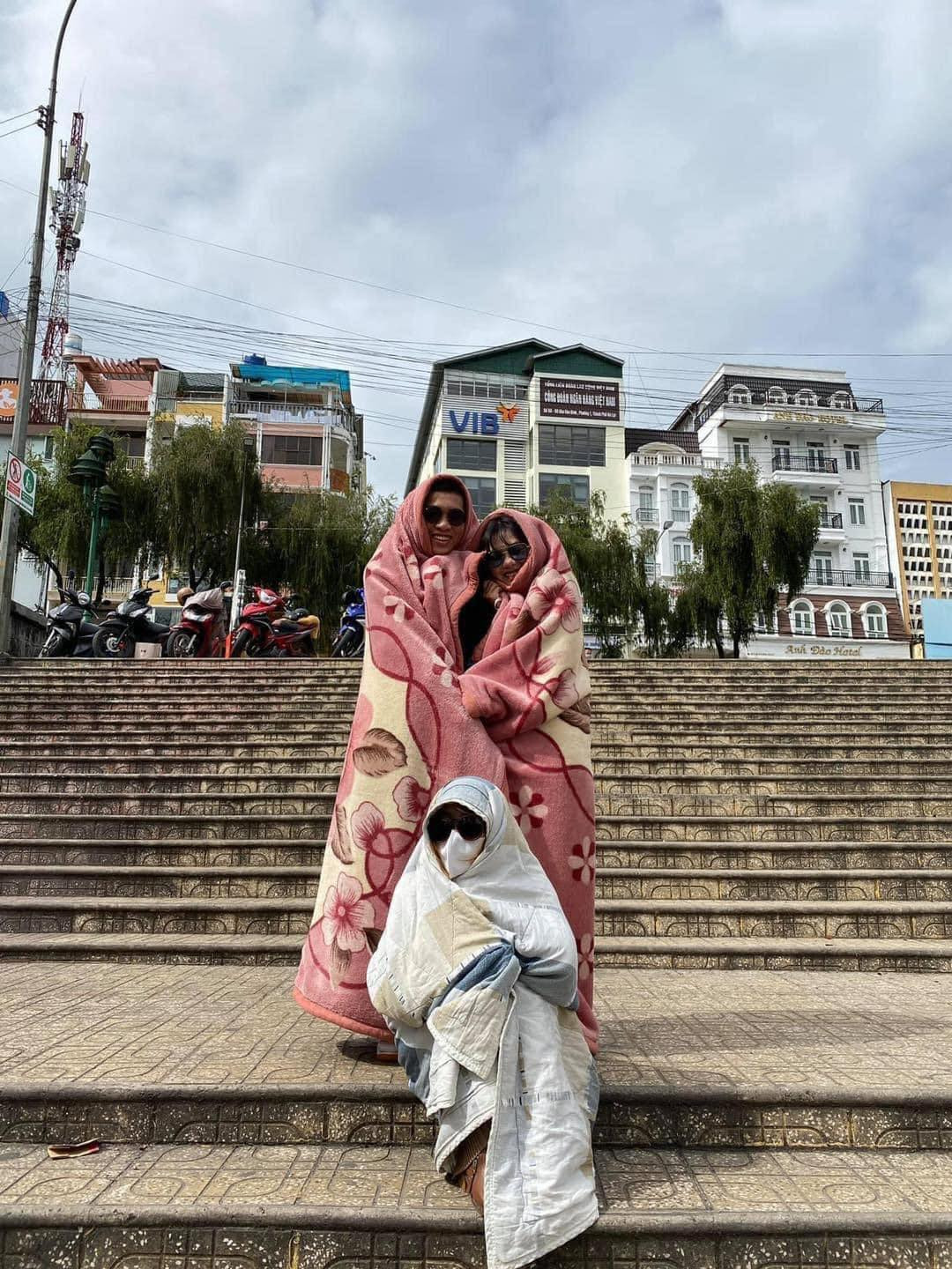 Những hình ảnh hội bạn thân check - in khắp Đà Lạt trong chiếc chăn đã gây sốt cộng đồng mạng bởi sự lầy lội siêu đáng yêu.