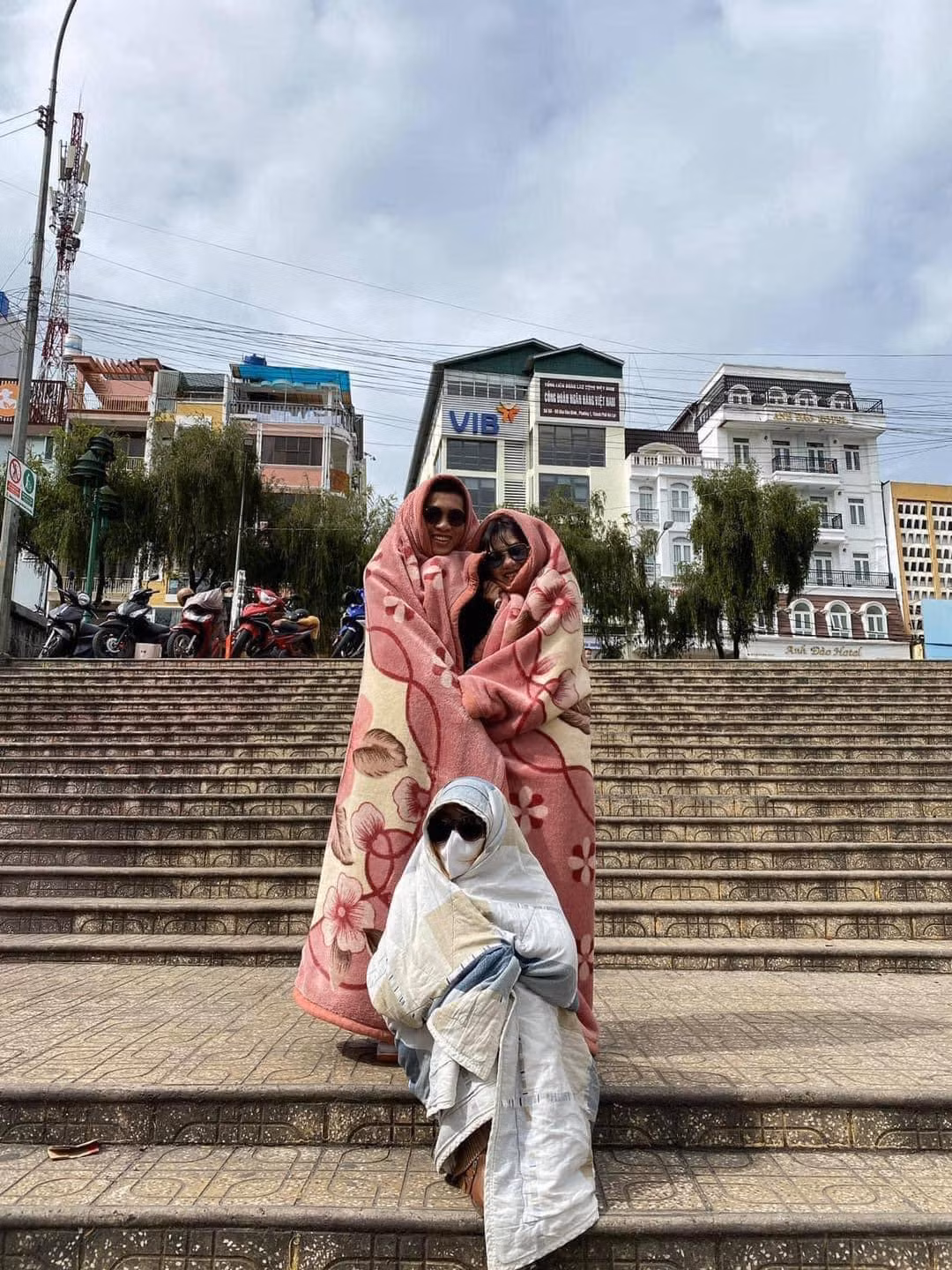 Những hình ảnh hội bạn thân check - in khắp Đà Lạt trong chiếc chăn đã gây sốt cộng đồng mạng bởi sự lầy lội siêu đáng yêu.