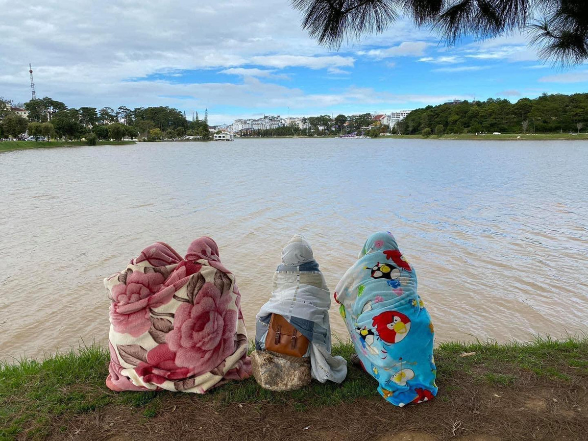 Thay vì check - in Đà Lạt theo cách thông thường là ăn mặc trang phục sang chảnh, nàng thơ dịu dàng thì nhóm bạn này lại lựa chọn chăn bông ấm áp, quấn kín mít từ trên xuống dưới.