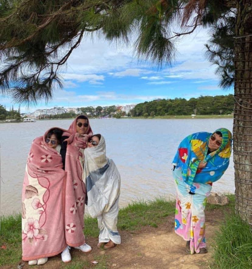 Mọi địa điểm được cho là đáng đến nhất Đà Lạt đều được nhóm bạn check - in, nhưng khác biệt là không phải trong những bộ cánh lồng lộn, chất lừ được chuẩn bị kỹ lưỡng mà là trong ...chăn.