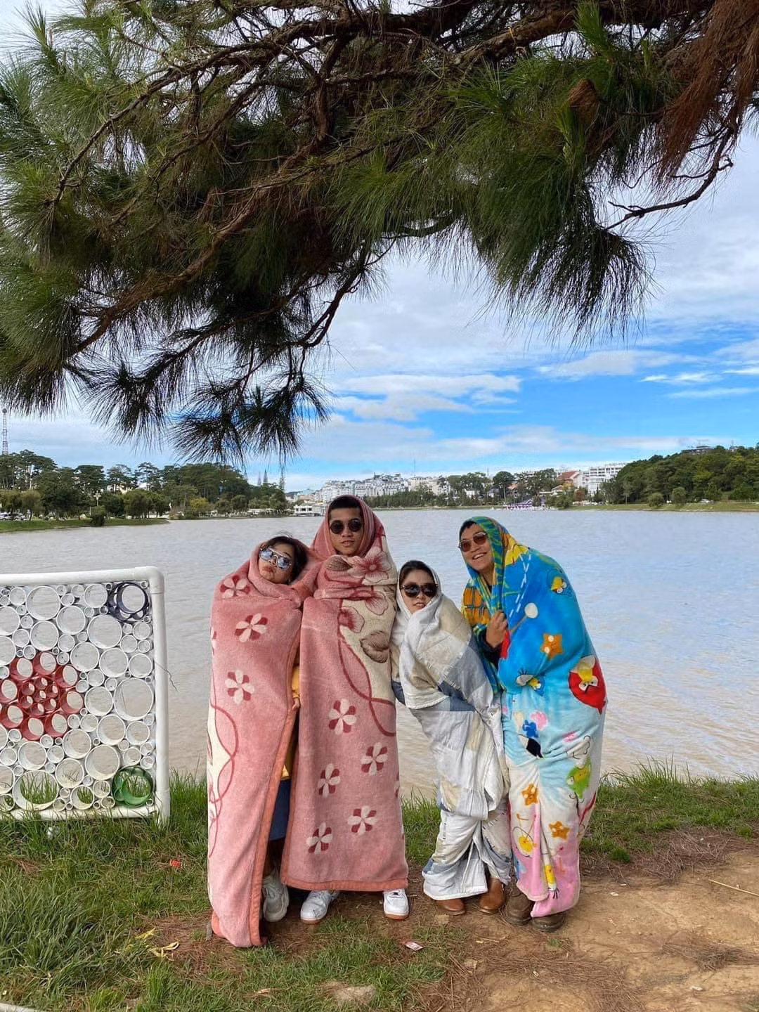 Đa số người dùng đều thích thú và cho rằng phong cách chụp ảnh này sẽ trở thành "hot trend" dành cho các bạn trẻ sắp tới khi quay trở lại Đà Lạt.