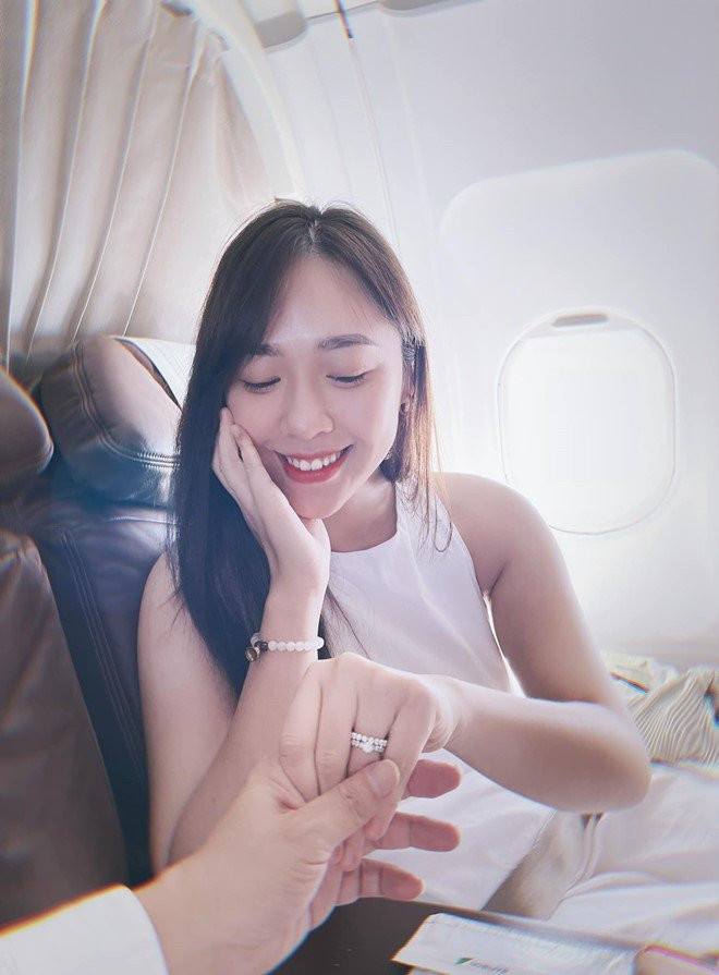 Nếu Hùng Đinh là CEO có tiếng trong lĩnh vực công nghệ thì bạn gái kém 16 tuổi của anh cũng không kém cạnh khi sở hữu thành tích học tập khủng, từng lọt vào top 15 Hoa hậu Việt Nam 2008, là nữ MC khá nổi ở VTV.