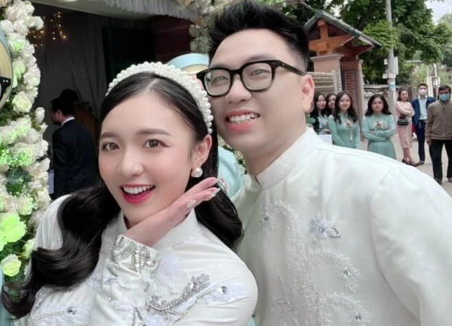 Cuối năm 2021, nữ MC trẻ nhất VTV chính thức thông báo "theo chồng bỏ cuộc chơi". Cô đã cập nhật trạng thái trên trang Facebook cá nhân kèm bức ảnh cả chặng đường yêu nhau với chồng sắp cưới.