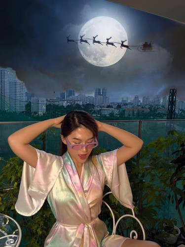 Tuy nhiên, Ngọc Thanh Tâm đã nhanh chóng "chặn họng", đáp trả: "Em thấy ảnh khá sộp, em bảo xách dép cho em đã giá gấp đôi rồi nhưng ảnh vẫn offer tiếp, nên em nghĩ đêm nay chúng em bội thu rồi!".