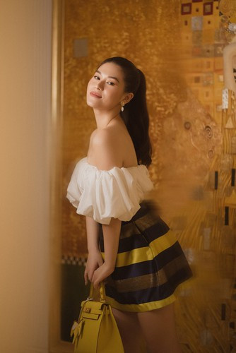 Nữ rich kid này là ái nữ đại gia thủy sản đình đám Sài thành, cô sở hữu cuộc sống sang chảnh như mơ và bộ sưu tập đồ hiệu nhiều không đếm xuể.