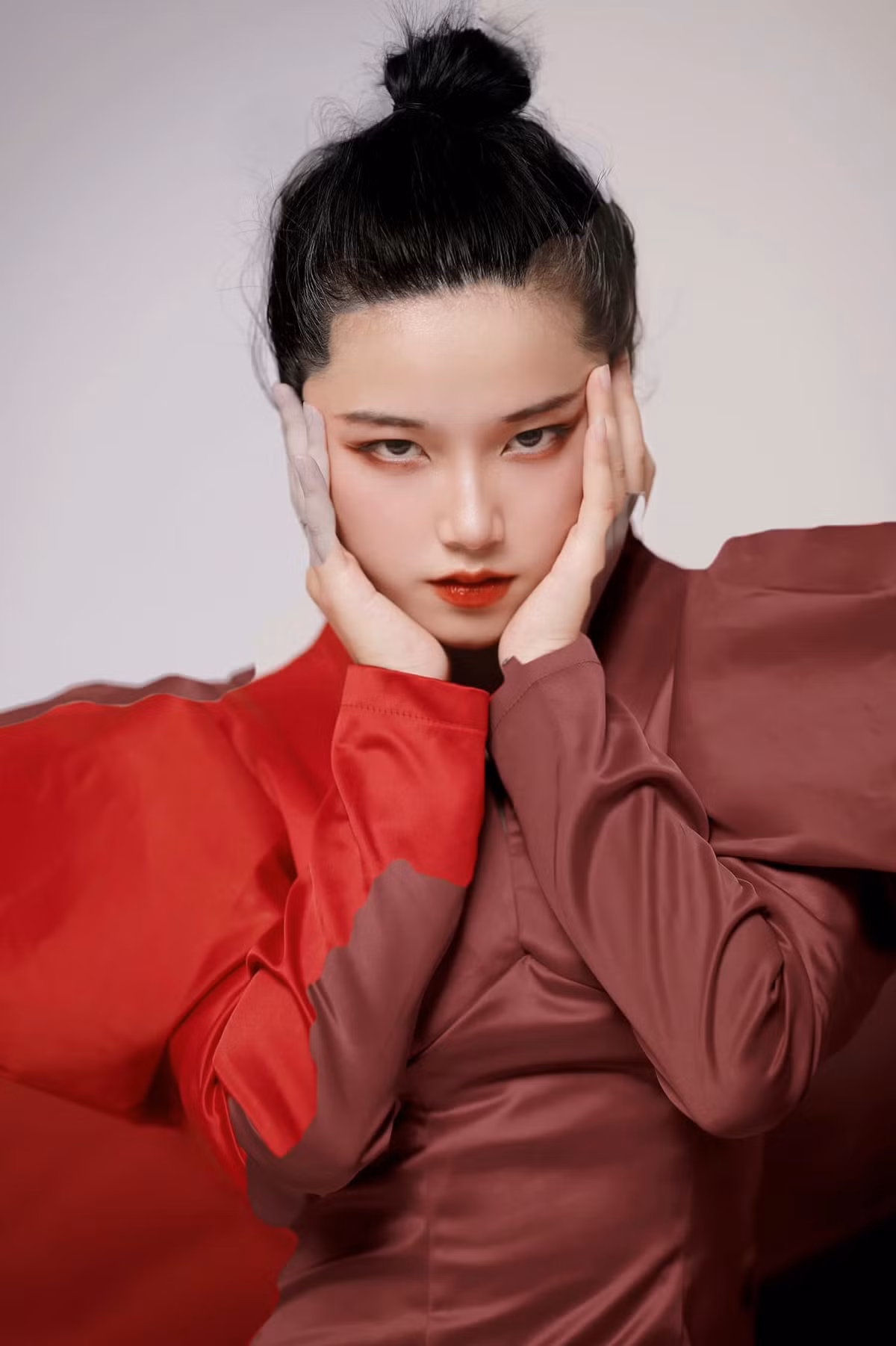 Ngoài việc học ở trường, Ly cũng tham gia làm mẫu ảnh. Cô bạn tiết lộ nguồn thu nhập từ công việc này đã giúp Ly tự lập được phần nào mà không cần nhờ đến sự trợ giúp từ bố mẹ.