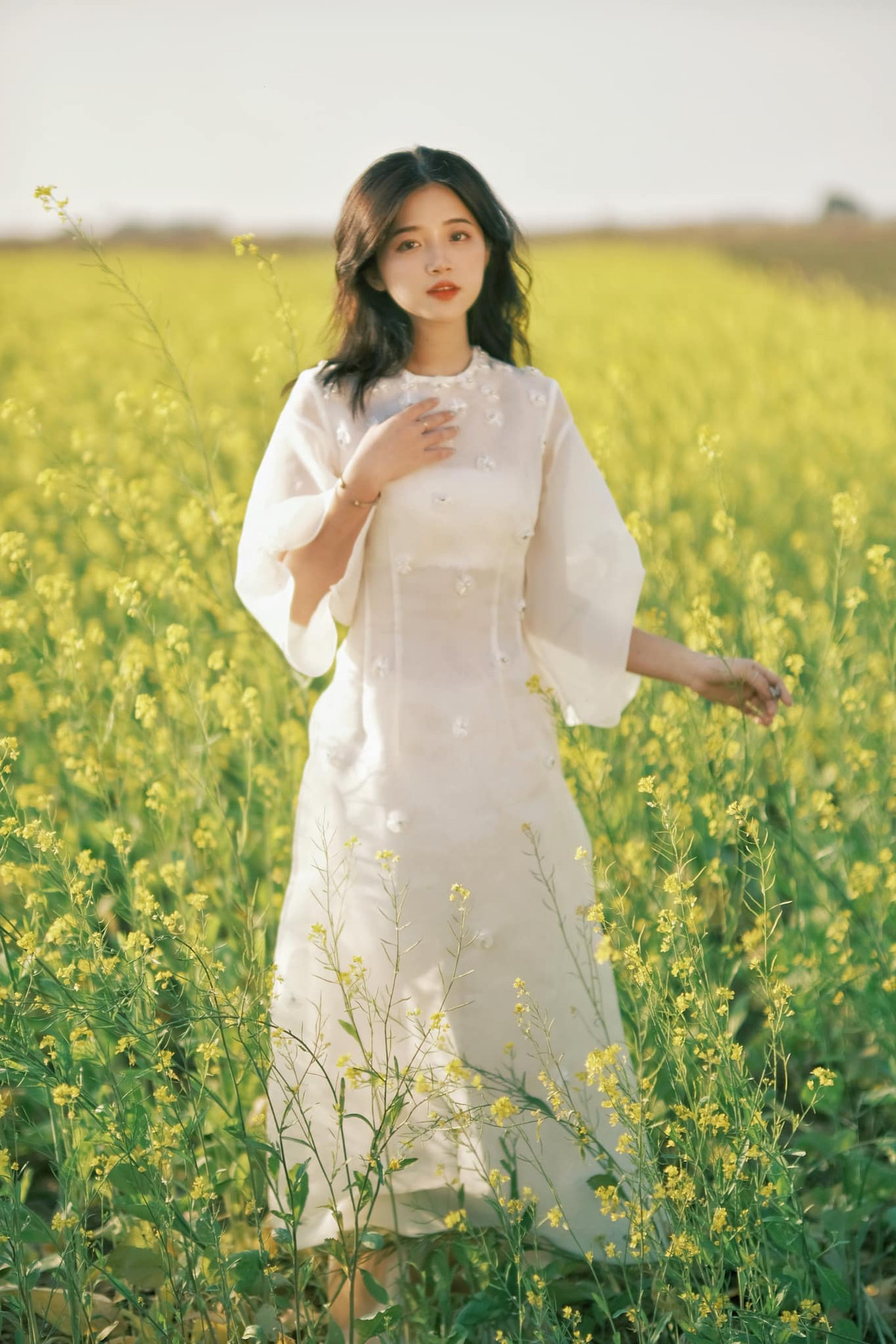 Đặc biệt hơn, nhiều cư dân mạng còn giật mình khi phát hiện cô nàng được netizen đại lục thả like điên đảo này lại sở hữu nhan sắc khá giống với hot girl Linh Ka.