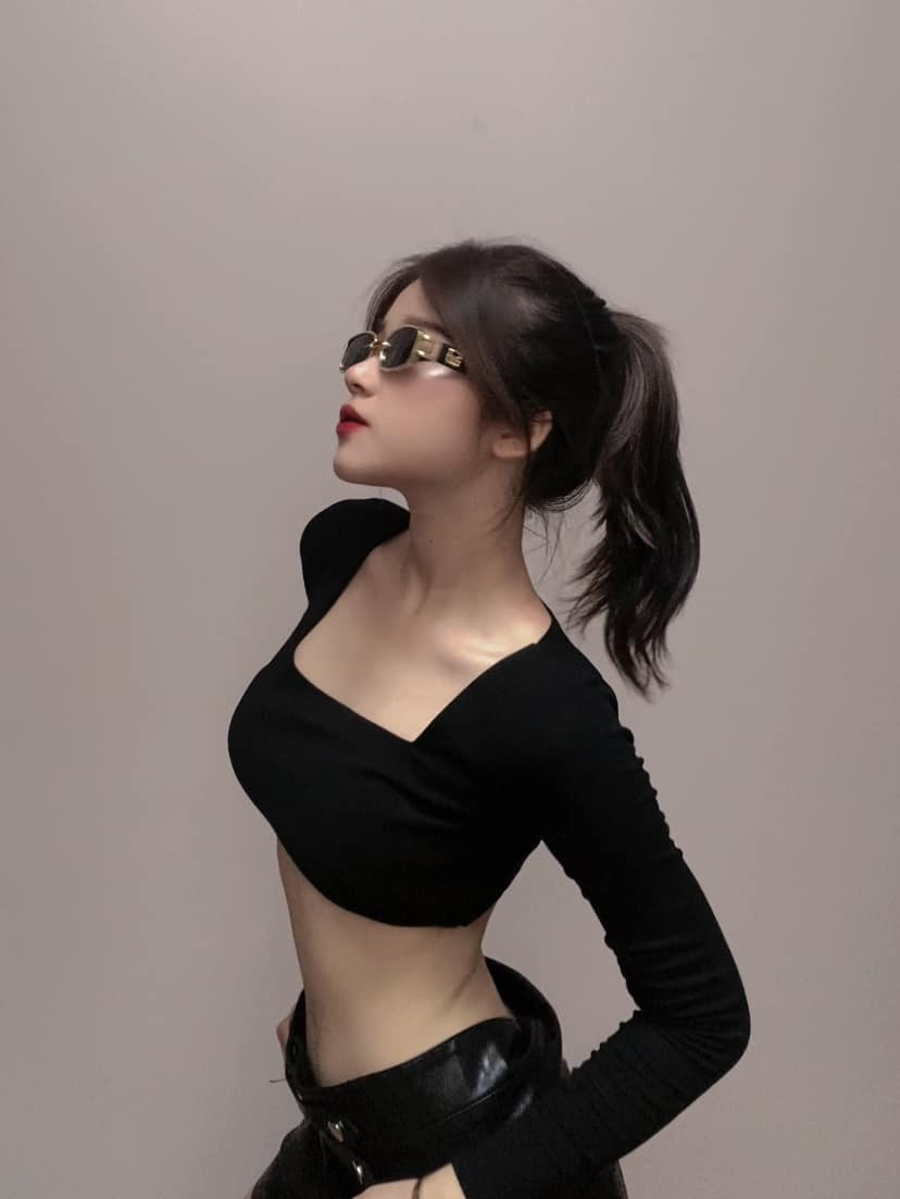 Năm 2020, trang Sharefie đưa tin về Khánh Ly với dòng tít: "Nữ sinh biết tiếng Trung, gây sốt với body S-line và gương mặt xinh đẹp ngọt ngào".