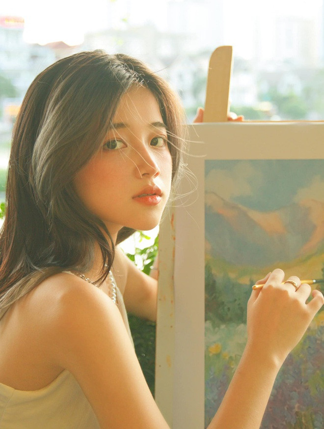 Vương Khánh Ly (sinh năm 2000, cựu nữ sinh trường THPT chuyên Hùng Vương, Phú Thọ) là gái xinh nổi tiếng mạng xã hội.