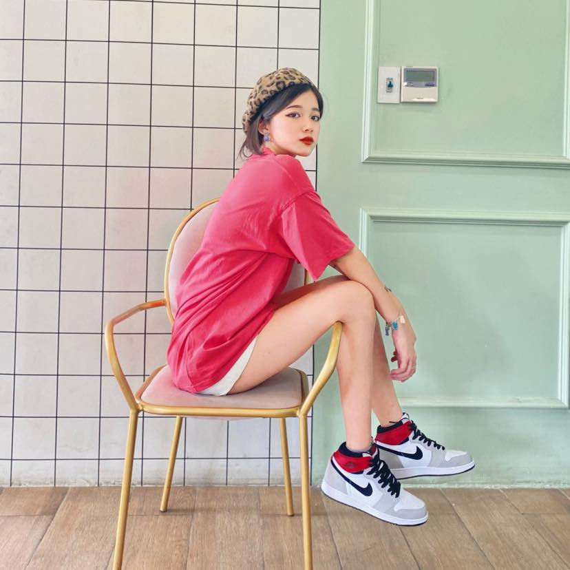 Vào đại học, cô gái Phú Thọ ngày càng xinh đẹp và gợi cảm hơn bội phẩn, đặc biệt Khánh Ly còn ưa chuộng mặc trang phục có chút táo bạo.