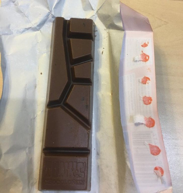 Thanh socola "xéo xắt", mấy miếng nhỏ là để dành mỗi khi phải chia socola cho những người bạn không thích lắm.