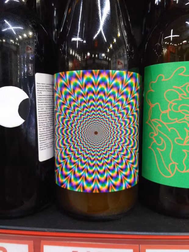 Chai rượu với thiết kế ảo diệu khiến người mua nhìn thôi đã thấy chóng cả mặt.