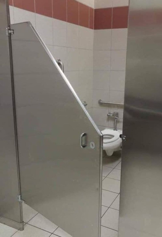 Đây có lẽ là hình ảnh độc lạ nhất, bởi cánh cửa gần như quá kín để ai cũng từ chối vào đó.