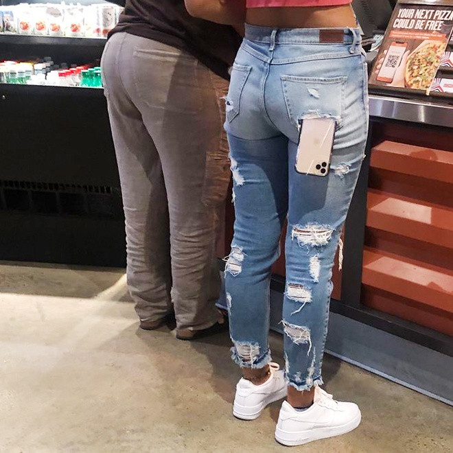 Quần jeans rách tôn vẻ ngoài phủi bụi và cá tính cho người mặc. Tuy nhiên, vết rách đặt sai vị trí sẽ làm bạn rơi vào tình huống “dở khóc dở cười”.