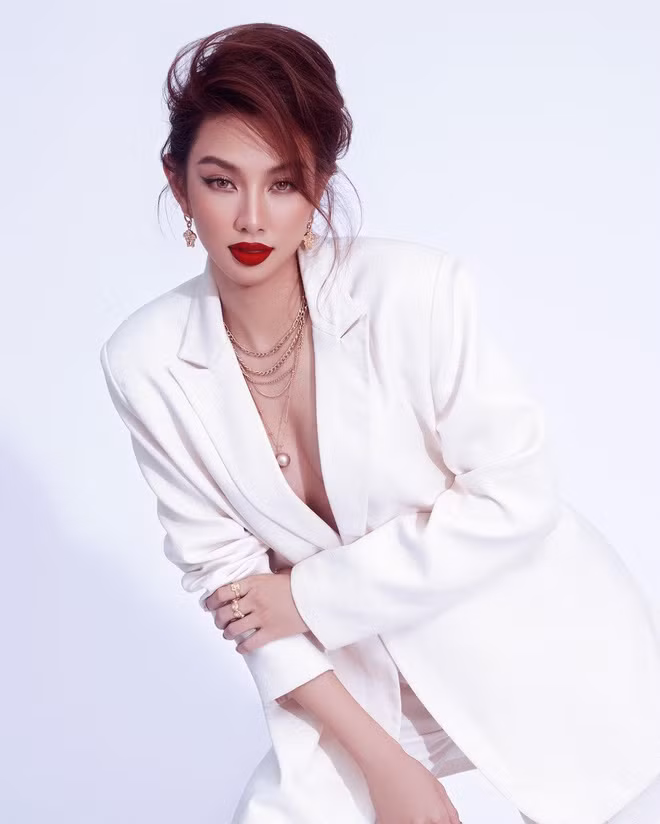 Dù make-up "sương sương" nhưng vẻ đẹp của Thùy Tiên vẫn đủ khiến cả cõi mạng phải "thương nhớ". Ảnh: Tổng hợp