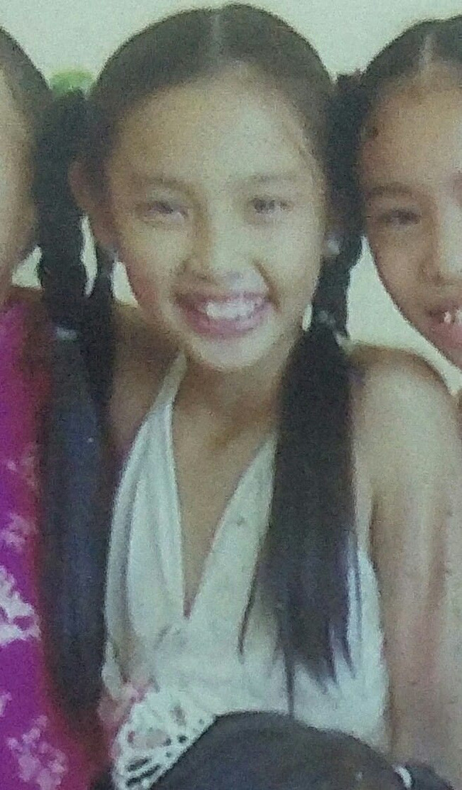 Từ ngày ấu thơ Thùy Tiên đã nổi bật giữa đám đông bởi sắc vóc xinh đẹp, phải kể đến chiếc cằm V-line, dự báo một tương lai mỹ nhân rạng ngời.