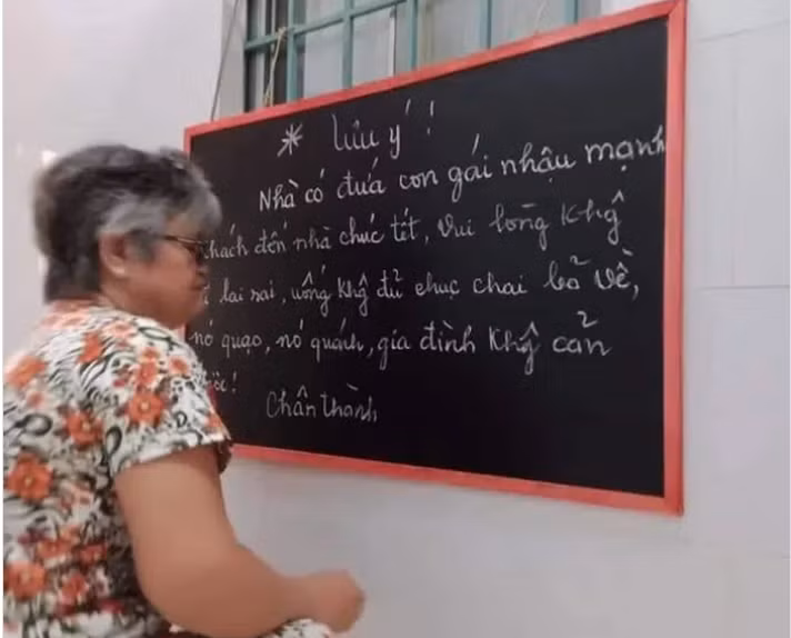 Bà ngoại với lời nhắn nhủ khách đến chơi nhà: "Nhà có cô cháu gái nhậu mạnh", liệu có vị khách nào dám ngồi lai rai không nhỉ? Ảnh: Tổng hợp