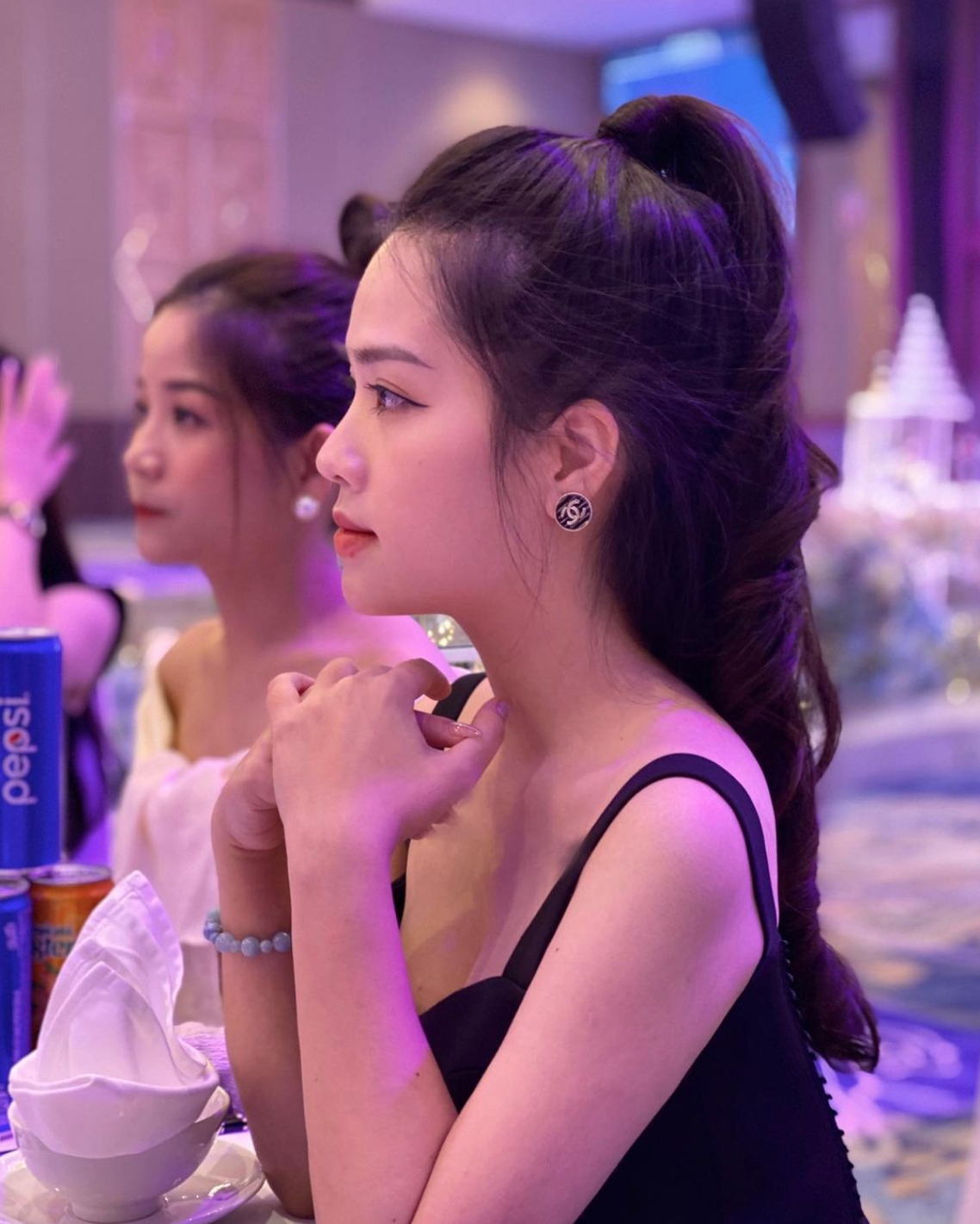 Trong khi đó, Huyền My lại nổi tiếng nhờ từng nghi vấn dính tin đồn yêu Quang Hải. Sau khi âm thầm chia tay, cô nàng mới xác nhận từng hẹn hò với cầu thủ Quang Hải.