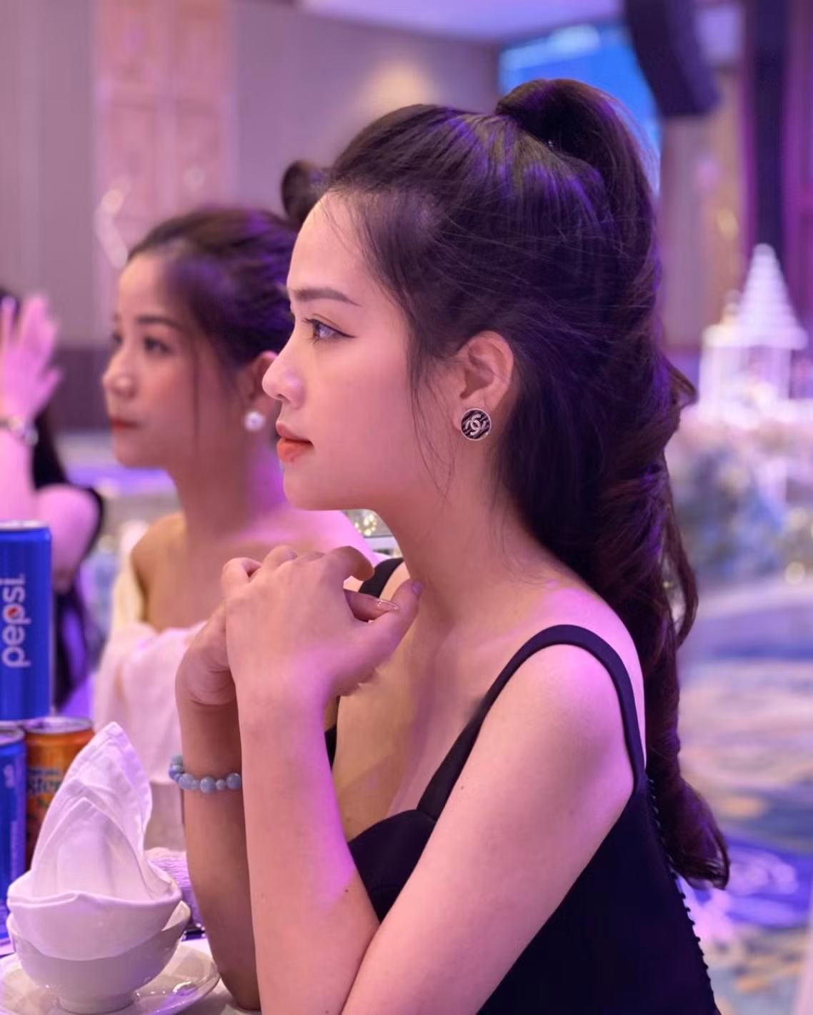 Trong khi đó, Huyền My lại nổi tiếng nhờ từng nghi vấn dính tin đồn yêu Quang Hải. Sau khi âm thầm chia tay, cô nàng mới xác nhận từng hẹn hò với cầu thủ Quang Hải.