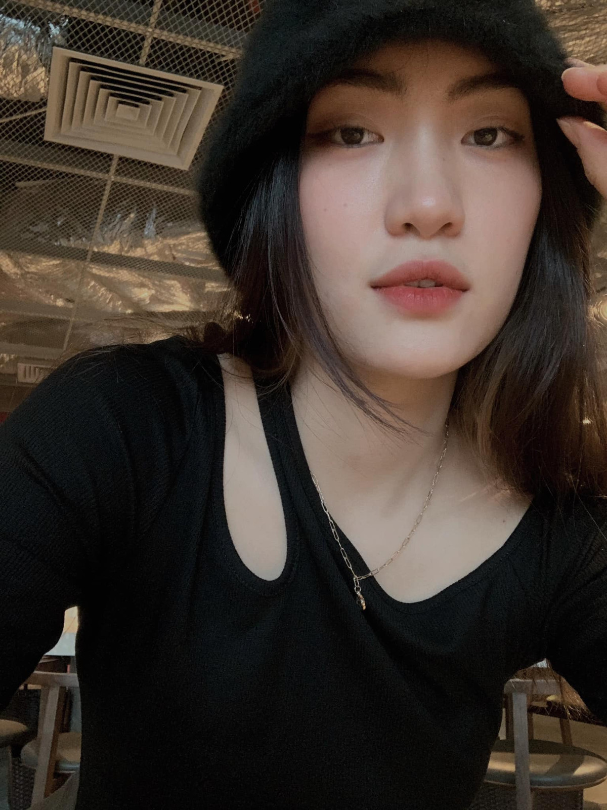 Người đẹp bóng chuyền này có chiều cao 1,78 m và vóc dáng cân đối, khỏe khoắn.