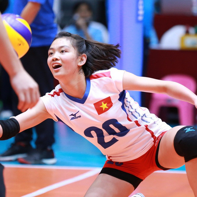 Sở hữu nét đẹp cá tính nhưng không kém phần dịu dàng, Nguyễn Thu Hoài (Thái Bình) luôn nằm trong danh sách những hoa khôi bóng chuyền.