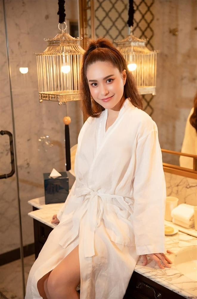 Được biết, khoảnh khắc của nữ đại gia gây chú ý được chụp cách đây 5 năm, lúc này cặp đôi vẫn phải đi ở nhà thuê.