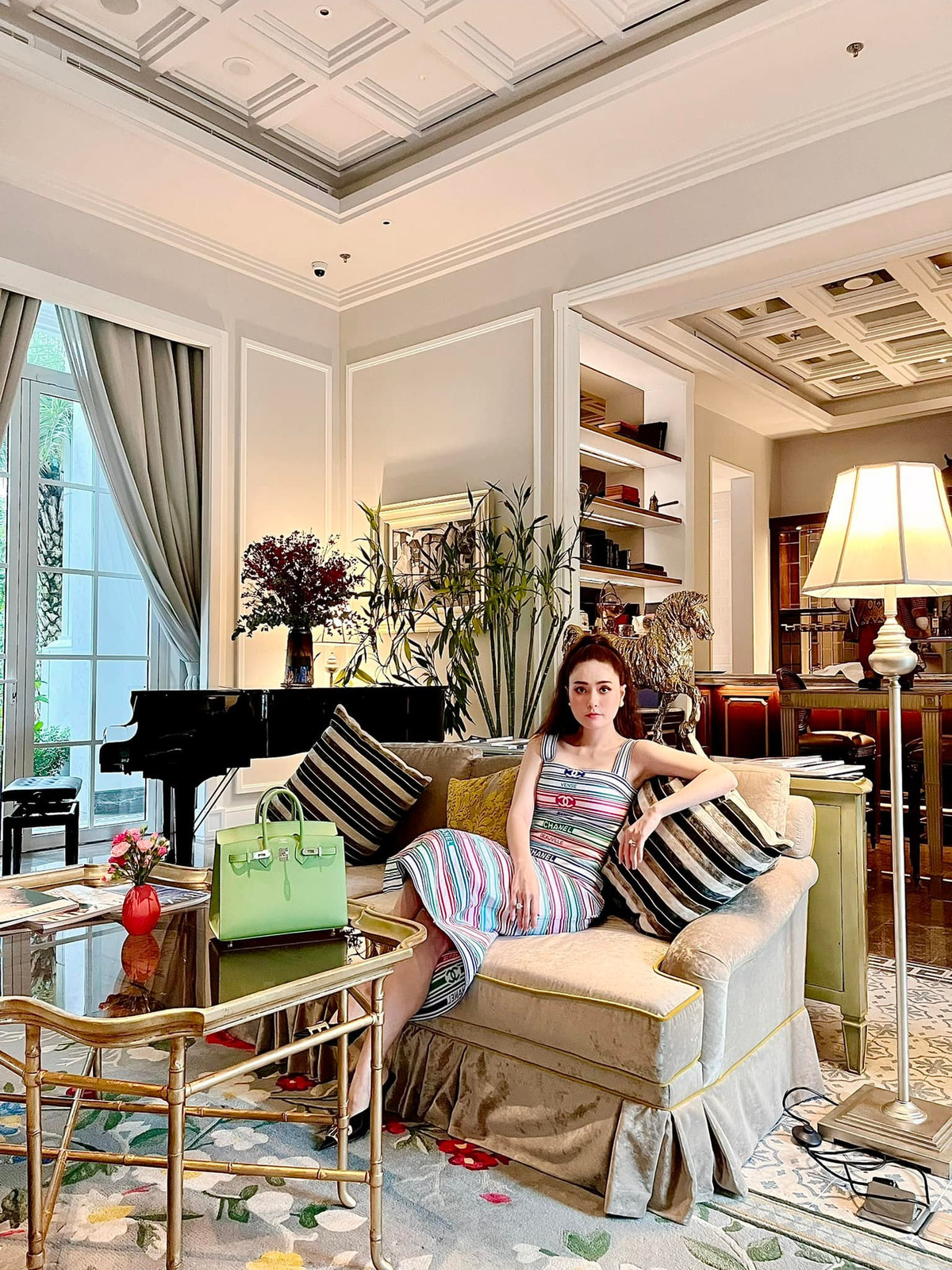 Thời gian qua, vợ chồng Đoàn Di Băng liên tục gây chú ý với những màn khoe siêu xe, xây nhà 400 tỷ, chi tiền khủng thuê 5 người giúp việc,...Ảnh: Tổng hợp