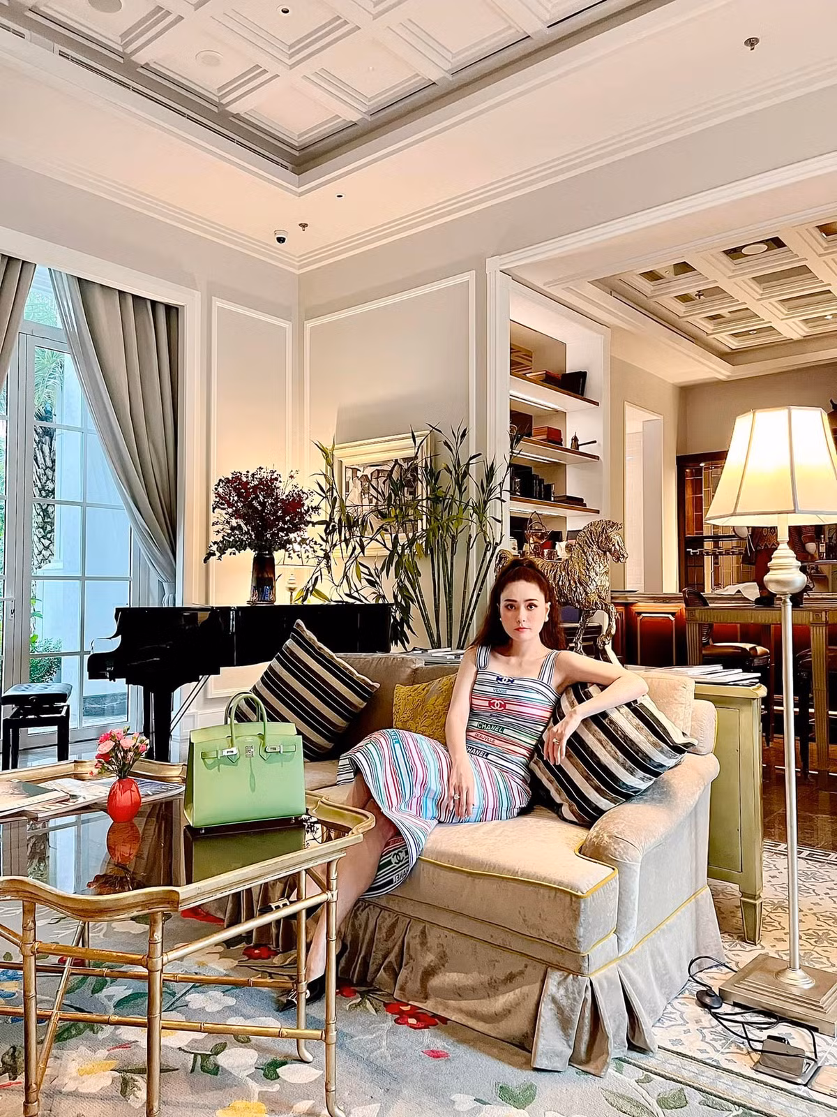 Thời gian qua, vợ chồng Đoàn Di Băng liên tục gây chú ý với những màn khoe siêu xe, xây nhà 400 tỷ, chi tiền khủng thuê 5 người giúp việc,...Ảnh: Tổng hợp