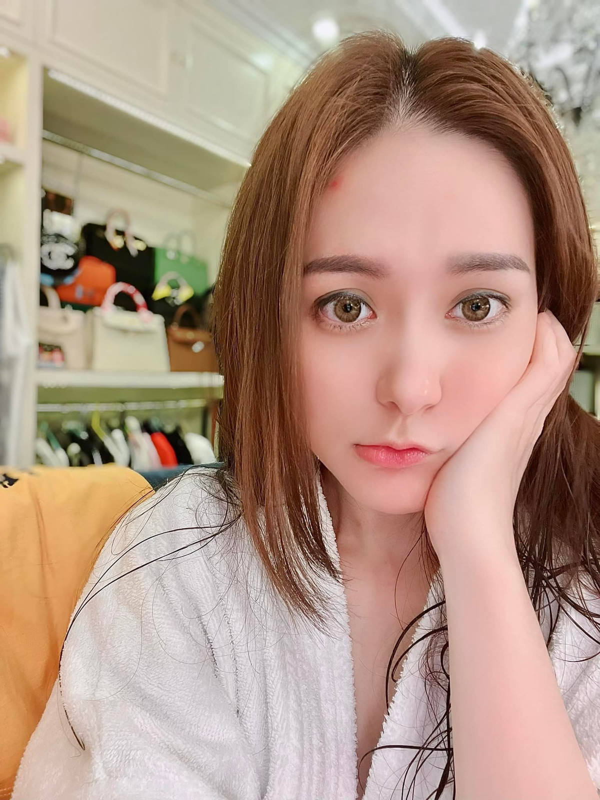 Làm vợ của một đại gia, Di Băng không chỉ có 1 cuộc sống sung sướng mà cô còn được chồng yêu thương chiều chuộng hết mực.