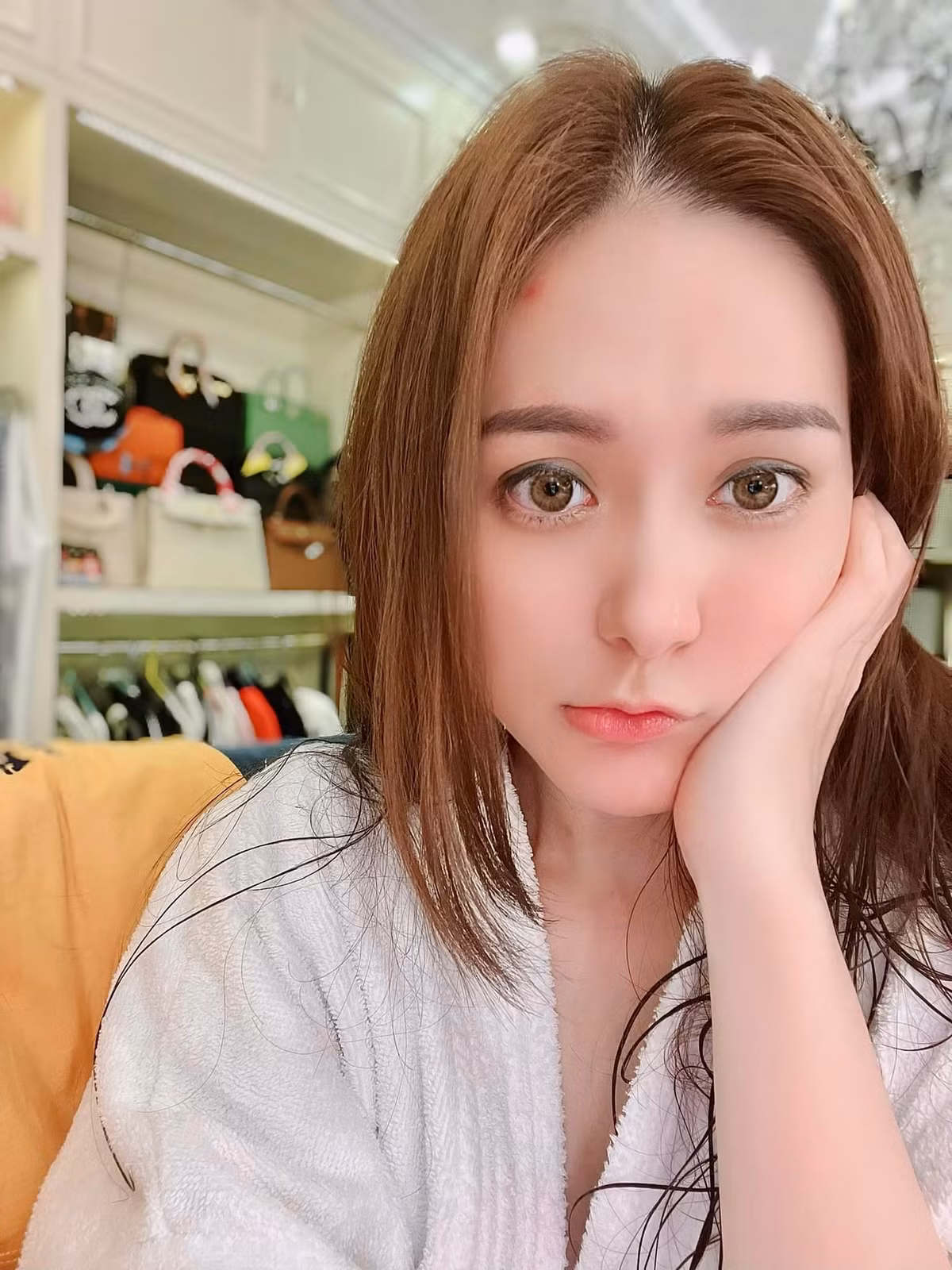 Làm vợ của một đại gia, Di Băng không chỉ có 1 cuộc sống sung sướng mà cô còn được chồng yêu thương chiều chuộng hết mực.