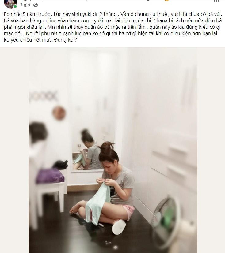 Mới đây trên trang cá nhân, doanh nhân Nguyễn Quốc Vũ gây chú ý khi chia sẻ khoảnh khắc miêu tả về cuộc sống thời " nữ đại gia quận 7" chưa có gì trong tay. Trong ảnh, Đoàn Di Băng đầu tóc búi cao, trên người mặc một bộ đồ ngủ đơn giản, ngồi cặm cụi khâu quần áo cho con.