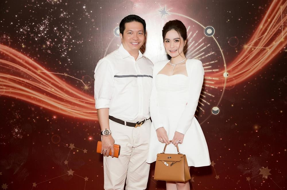 Thời điểm đó, Đoàn Di Băng mới sinh đứa con gái thứ 2 được 2 tháng, ở chung cư thuê, chưa có bà vú, nữ đại gia vừa bán hàng online vừa chăm con. Hình ảnh trên là lúc bà mẹ hai con khâu lại quần áo bị rách của con cả cho bé gái thứ 2 mặc.