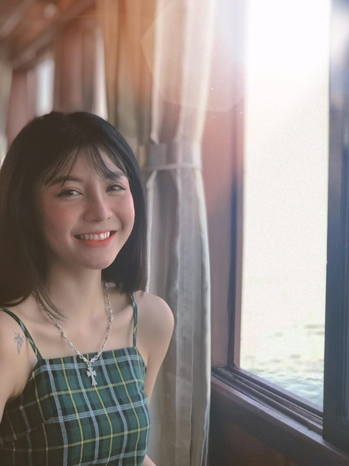 Sở hữu gương mặt "baby" dễ thương và vóc dáng nhỏ nhắn xinh đẹp, Hà Kiều Trang ngay lập tức gây sốt trong cộng đồng streamer.