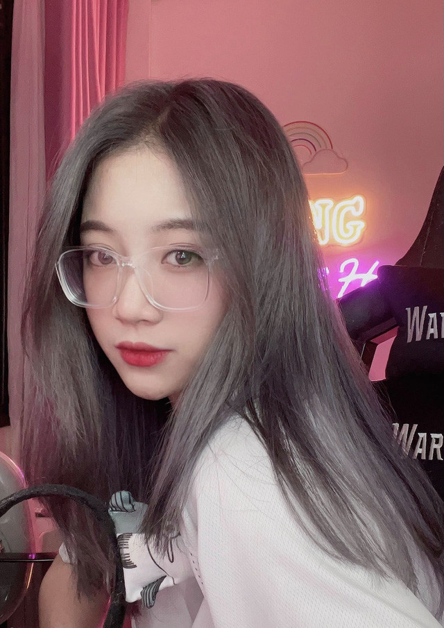 Nữ streamer Nắng, tên thật là Đàm Thanh Huyền (sinh năm 1998), được fan biết đến và yêu mến với tính cách vui vẻ, lầy lội.