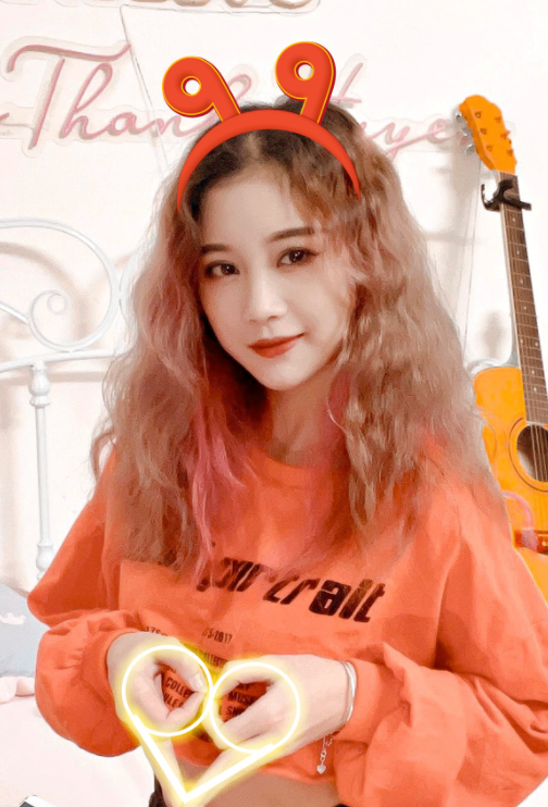 Cũng có gương mặt dễ gần, khả ái, vẻ ngoài xinh xắn nhưng nữ streamer rất khiêm tốn, cô nhận mình là “người đờn ông” bởi sự nam tính và ít làm điệu.