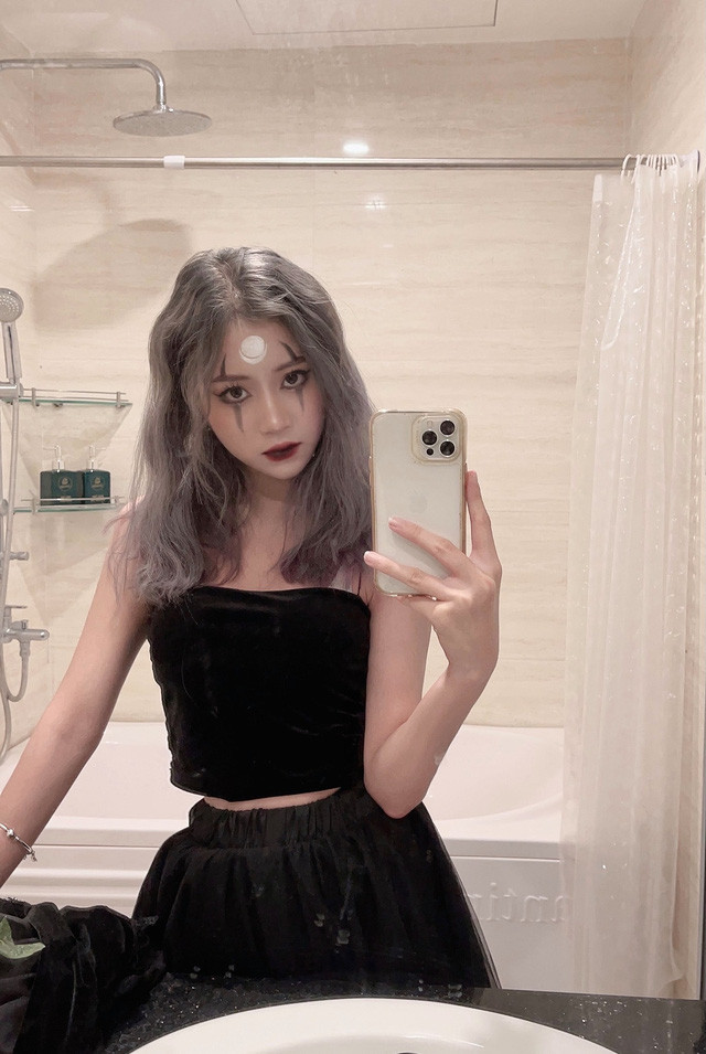 Bên cạnh đó, Nắng thường xuyên truyền tải khéo léo nhiều thông điệp nhân văn về tình cảm gia đình, tình yêu đôi lứa đến người xem livestream của mình.