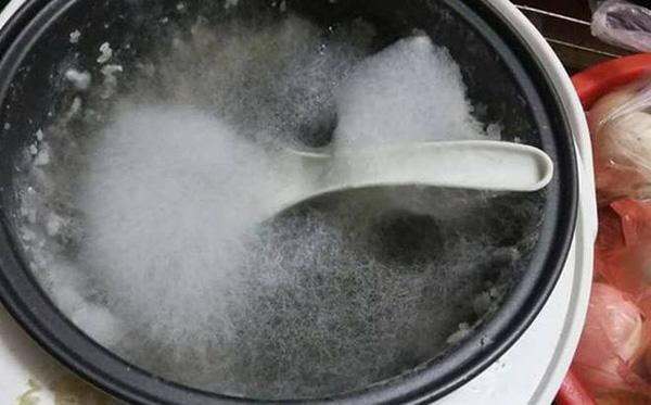 Rút kinh nghiệm từ câu chuyện của anh chàng này, giờ nếu có cơm nguội tốt nhất là bỏ hộp cất tủ lạnh, ngâm nồi cơm rửa trước khi ra khỏi nhà. Ảnh: Tổng hợp