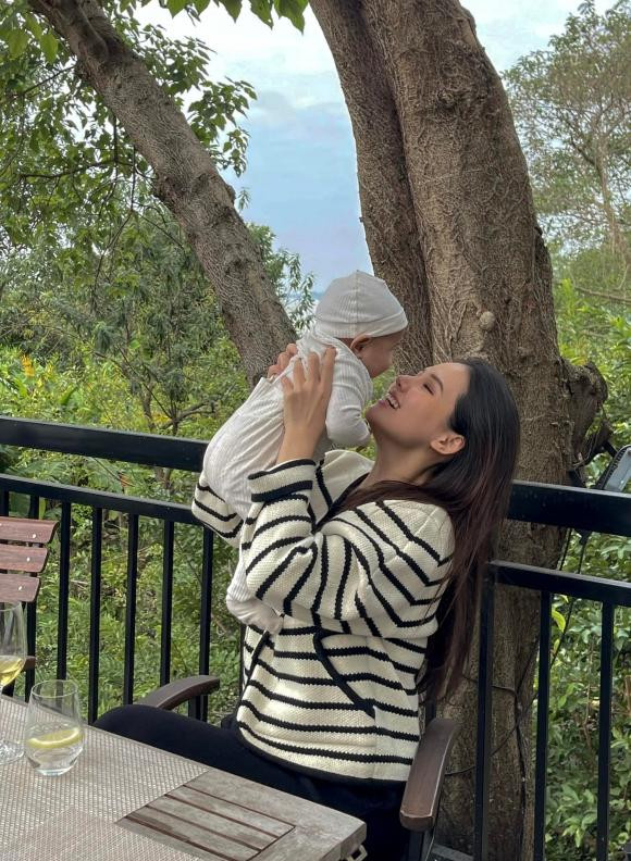 Phanh Lee cũng là một trong những hot girl đời đầu của Hà thành. Cô còn là bạn thân "cá sấu chúa" Quỳnh Nga, MC Thu Hoài,...