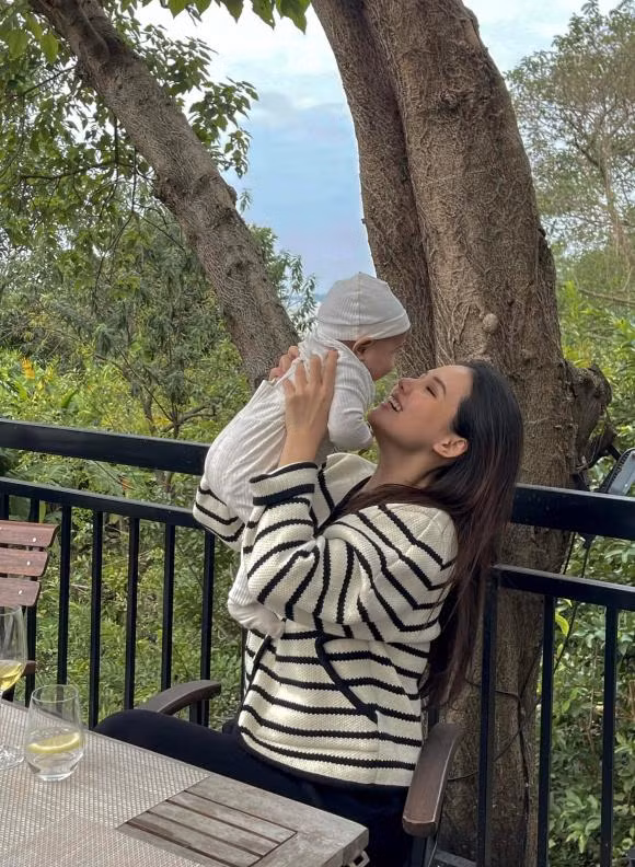 Phanh Lee cũng là một trong những hot girl đời đầu của Hà thành. Cô còn là bạn thân "cá sấu chúa" Quỳnh Nga, MC Thu Hoài,...