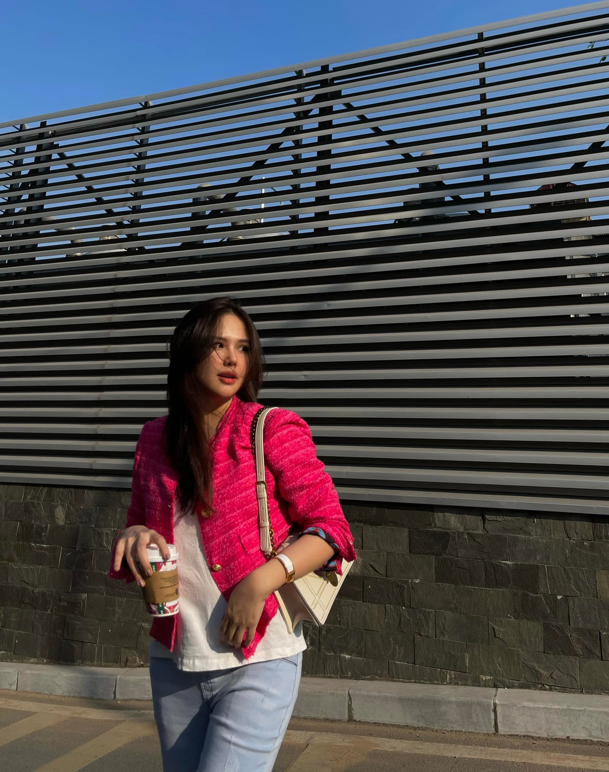 Có thể thấy, Phanh Lee đang rất hạnh phúc khi đón sinh nhật cùng "cục vàng", dù bận rộn nhưng cô vẫn chụp khung hình "sống ảo" khoe với mọi người.