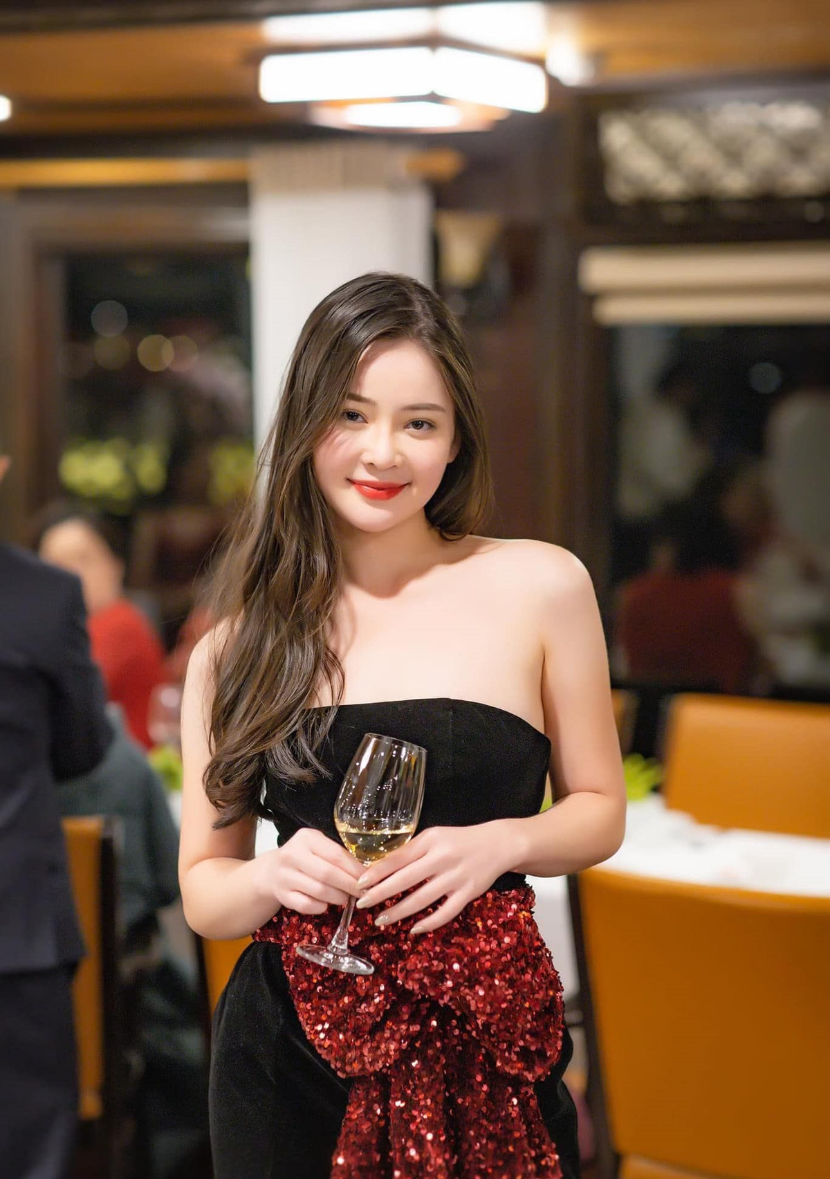 Nhiều người bị ngất lịm trước khuôn mặt xinh đẹp, đôi mắt to tròn, nước da trắng mịn cùng 3 vòng bốc lửa và một gia thế sang chảnh bậc nhất của hot girl RMIT này.