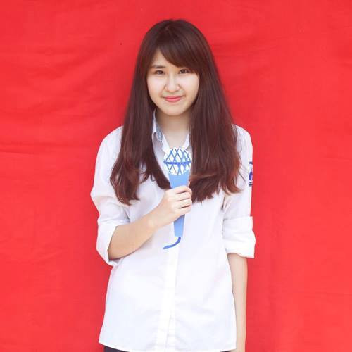 Khi sang Mỹ học tập, Ngọc Mai còn đảm nhiệm chức vụ Phó chủ tịch hội sinh viên Việt Nam tại Đại học Bryn Mawr. Cô nữ sinh 9X thể hiện sự năng động, nhiệt tình của bản thân thông qua việc trở thành sợi dây gắn kết giúp các bạn sinh viên Việt có cơ hội gần gũi, trao đổi và giúp đỡ nhau nhiều hơn bằng các buổi trò chuyện, pinic, dã ngoại. Không chỉ được khâm phục bởi thành tích học tập, giành học bổng siêu khủng ở Mỹ, Ngọc Mai còn gây ấn tượng với nhiều bạn trẻ bằng vẻ ngoài xinh xắn, thân hình cao ráo, ưa nhìn của mình.