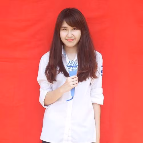 Khi sang Mỹ học tập, Ngọc Mai còn đảm nhiệm chức vụ Phó chủ tịch hội sinh viên Việt Nam tại Đại học Bryn Mawr. Cô nữ sinh 9X thể hiện sự năng động, nhiệt tình của bản thân thông qua việc trở thành sợi dây gắn kết giúp các bạn sinh viên Việt có cơ hội gần gũi, trao đổi và giúp đỡ nhau nhiều hơn bằng các buổi trò chuyện, pinic, dã ngoại. Không chỉ được khâm phục bởi thành tích học tập, giành học bổng siêu khủng ở Mỹ, Ngọc Mai còn gây ấn tượng với nhiều bạn trẻ bằng vẻ ngoài xinh xắn, thân hình cao ráo, ưa nhìn của mình.