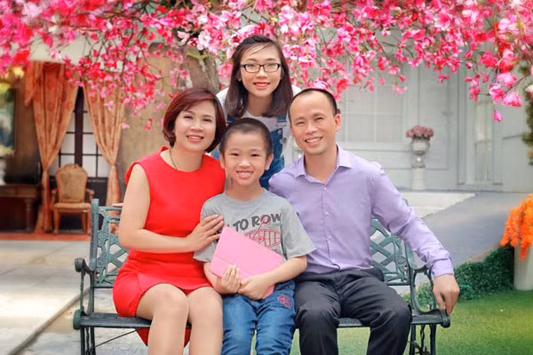 Cô nữ sinh 18 tuổi xuất sắc được nhận vào lớp dự bị ngành Công nghệ sinh học của hệ thống Trường Lớn (Grandes Écoles) danh giá của Pháp. Trước khi đặt chân sang nước bạn học tập, trong thời gian chuẩn bị thi giành học bổng Hoàng Hà cũng đã tranh thủ tham gia được một số hoạt động tình nguyện. Nữ sinh tài giỏi này luôn mong muốn có thể dùng nhiều sức lực, trí tuệ, chất xám của mình để cống hiến, đóng góp cho nước nhà và giúp đỡ tất cả mọi người. Giỏi giang, làm nên được kỳ tích trong học tập... Phạm Vũ Hoàng Hà được ca ngợi và xứng đáng trở thành một tấm gương cho các bạn trẻ.